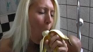 A blonde who masturbates with a banana