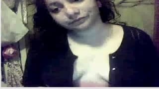She shows her titties on webcam
