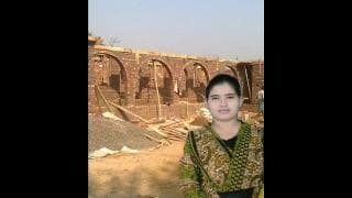 This woman shows her pussy and masturbates This woman shows her pussy and masturbates