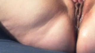 This woman loves to rub her pussy on cam