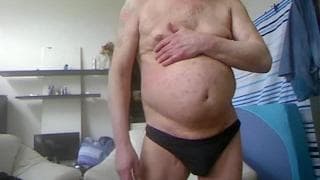 This guy shows us how he enjoys wanking off