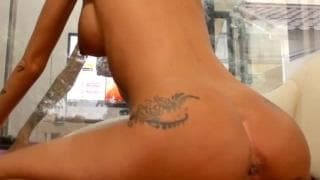 Amateur who uses a dildo to fuck herself on cam Amateur who uses a dildo to fuck herself on cam