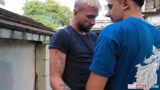 Latino sucking each other's cock outdoors to pass the time