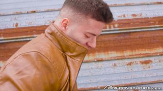 Olivier Robert gets fucked by muscular Clark Delgaty outdoors