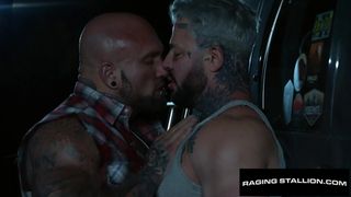 Muscular tattooed DILFs fucking raw outdoors at night