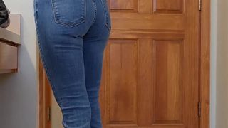 The influencer knows that we'd like to see her getting dressed to go out