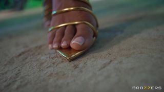 Tall Ava Knoxxx corners Jordi a in garage and sucks his cock