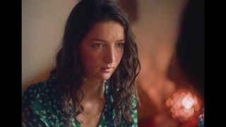 Maisy Taylor and Bunnie Bennet fuck in a house by the lake