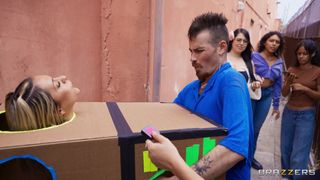 Gypsy Rose and Sav Shawz sneak off for a risky public fuck