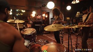 Abigaiil Morris fucks her boyfriend’s bandmate Mazee on New Year’s Eve