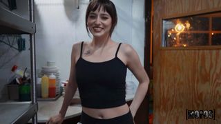 The waitress seduces the cook and sucks his dick in the little room
